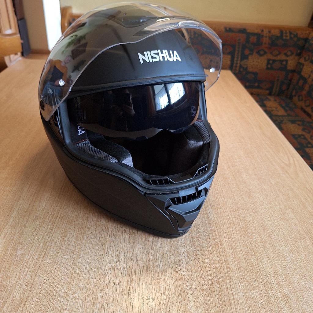 Der Helm wurde ca 10 mal getragen und ist im sehr guten Zustand, auf der linken Seite sind leichte Gebrauchspuren. Helmgröße L und Helmpolsterreiniger ist dabei.
Preis ist verhandelbar.