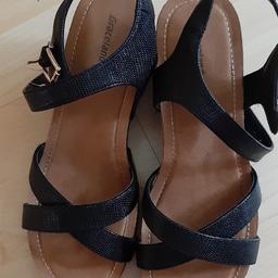 verkaufe schöne Sandaletten in schwarz 

Größe 39
mit bequemem Keilabsatz 

neu