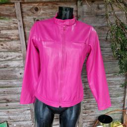 Vintage 1990s Next faux leather biker jacket. Bright pink panels. Fully lined. Zip up cuffs and front. Stand up collar with velcro fastening front. Chest pockets.
Label says aged 16 years.
Would possibly for a size 6 8
Chest measures 36"
Waist measures 34"
Length 21.5"
Sleeve length, armpit to cuff edge 18.5"
Polyurethane
Cotton backing
Polyester lining