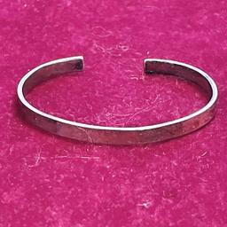 Vintage Solid 925 Sterling Silver Stamped Minimalist Plain Band Wrist Cuff Bangle Unisex -/+13.6g -/+6cm inner cuff width + Polish Cloth

Ask me for buy it now!
Yes to Bundle Buys!

Item is in well used condition with surface scratch marks from wear, refer to photos. Sold as seen basis! Not for fussy buyer as item is second hand. Smoke and Pet free home. 

Clearing family stash, unwanted gifts and from my shopaholic days on Multiple platforms so First Pay First Served Basis! YES to Reasonable Offers! NO reservations/returns/combined shipping/meet-ups/swaps! Confirmation of order IS NOT confirmation of sale until FULL payment is received. Using recycled packaging

Upgrade to pay extra for track and signed postage otherwise it's sent using Royal Mail 2nd class standard delivery. Not responsible for missing parcel. No refund once item is posted! Proof of postage receipt is available on request.

#eBayFinds #silver #bangle  #loveisland #datenight
