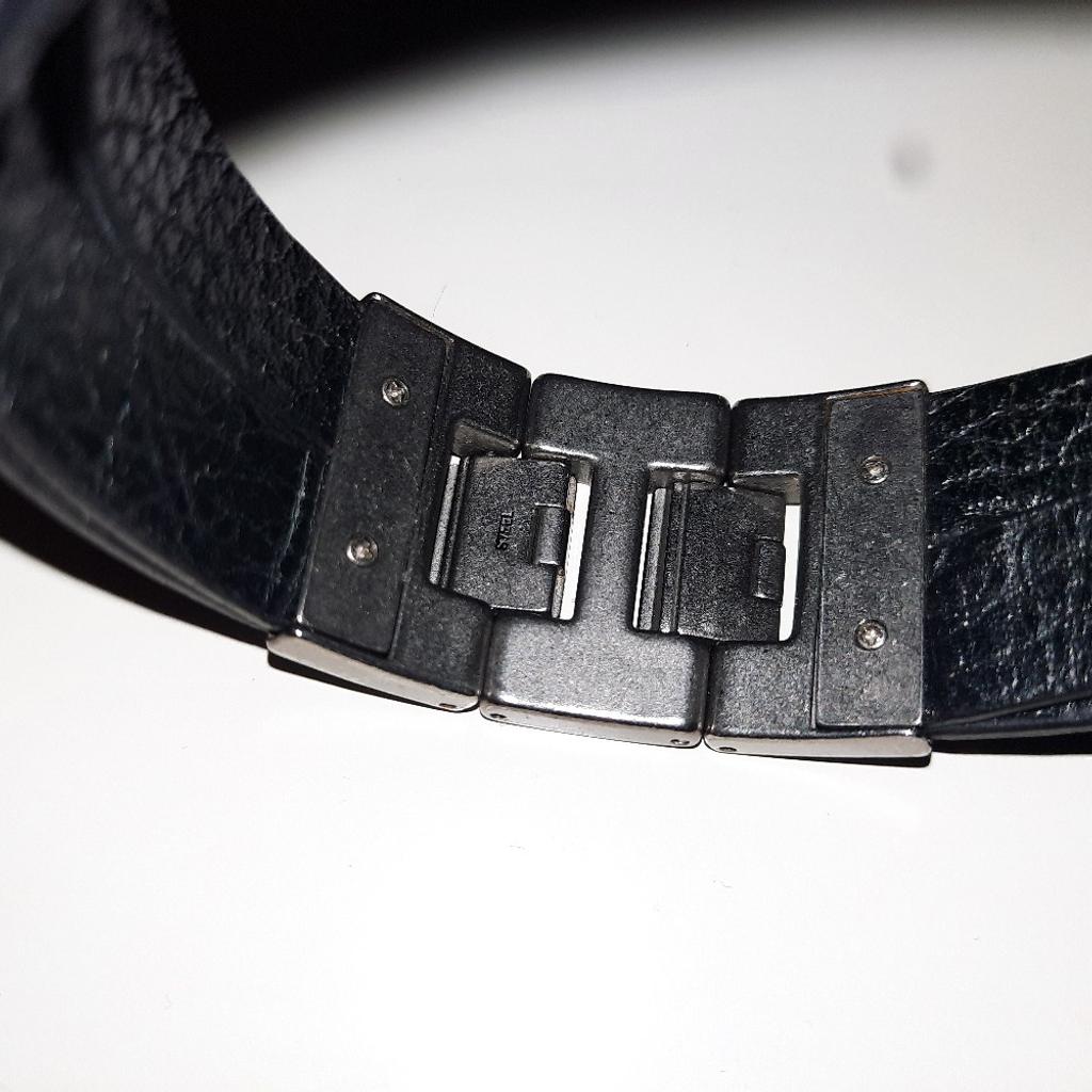 Verkaufe hir ein fast nie getragenes Fossil Leder Armband Mit Edelstahl Verschluss.
Die Größe ist verstellbar!