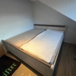 Verkaufe hier mein Schlafzimmerbett mit Lattenrosten
Wurde nur als zweite Schlaf Möglichkeit benutzt
Ohne Matratze

200x200m

500€VHB