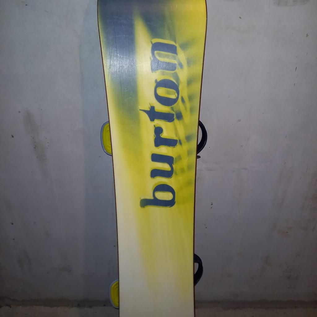 Verkaufe Burton Snowboard ca. 150 cm lang mit Bindung, Boots Oxygen Größe 45 und Hanschuhe von Level.