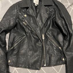 River island leather jacket barely worn excellent condition 
Size 8