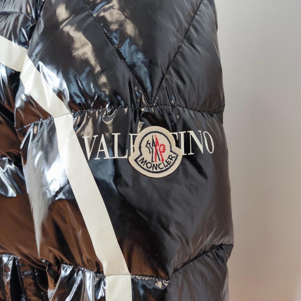 ORGINALE Designer Jacke durch eine cooperation der Marken Valentino x Moncler

Absolut einwandfreier Zustand - neuwertig!

Größe: Medium

Artikelnummer: M866