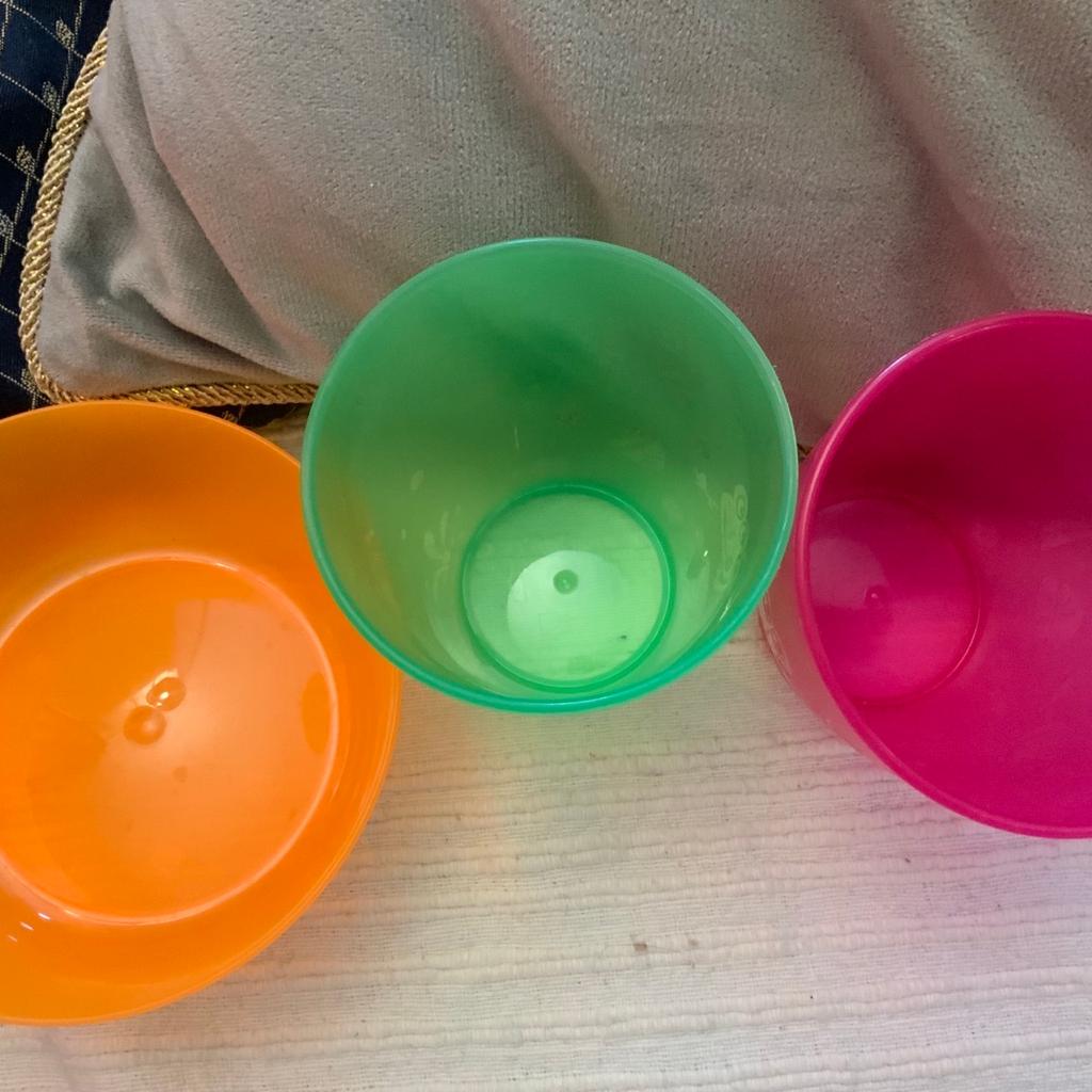 2er-Set leichte Kunststoffbecher von
„Nuby“;
➡️ Trinkbecher in pink und grün je 1€,
➡️ markenlose Schale in orange für 0,50€;

Nach dem Fläschchen, aber vor echten Gläsern trinken Kinder am besten aus kindgerechten Gefäßen wie diesen
Getränkebechern aus unbedenklichem Plastik mit niedlichen Frosch-Teich-Motiven.

➡️ leicht & kompakt für kleine Kinderhände gemacht
➡️ ab 18 Monate
➡️ schlanken Durchmesser
➡️ rutschfesten Oberfläche,
➡️ Füllmenge: 300 ml,
➡️ Lebensmittelecht, mikrowellengeeignet, spülmaschinengeeignet

Auch#: Trinklernbecher, Campinggeschirr, Picknickgeschirr, Kunststoffgeschirr, Kindergeschirr, Kinderbecher, Babybecher,

Privatverkauf - keine Rücknahme, Garantie oder Gewährleistung - siehe Bild