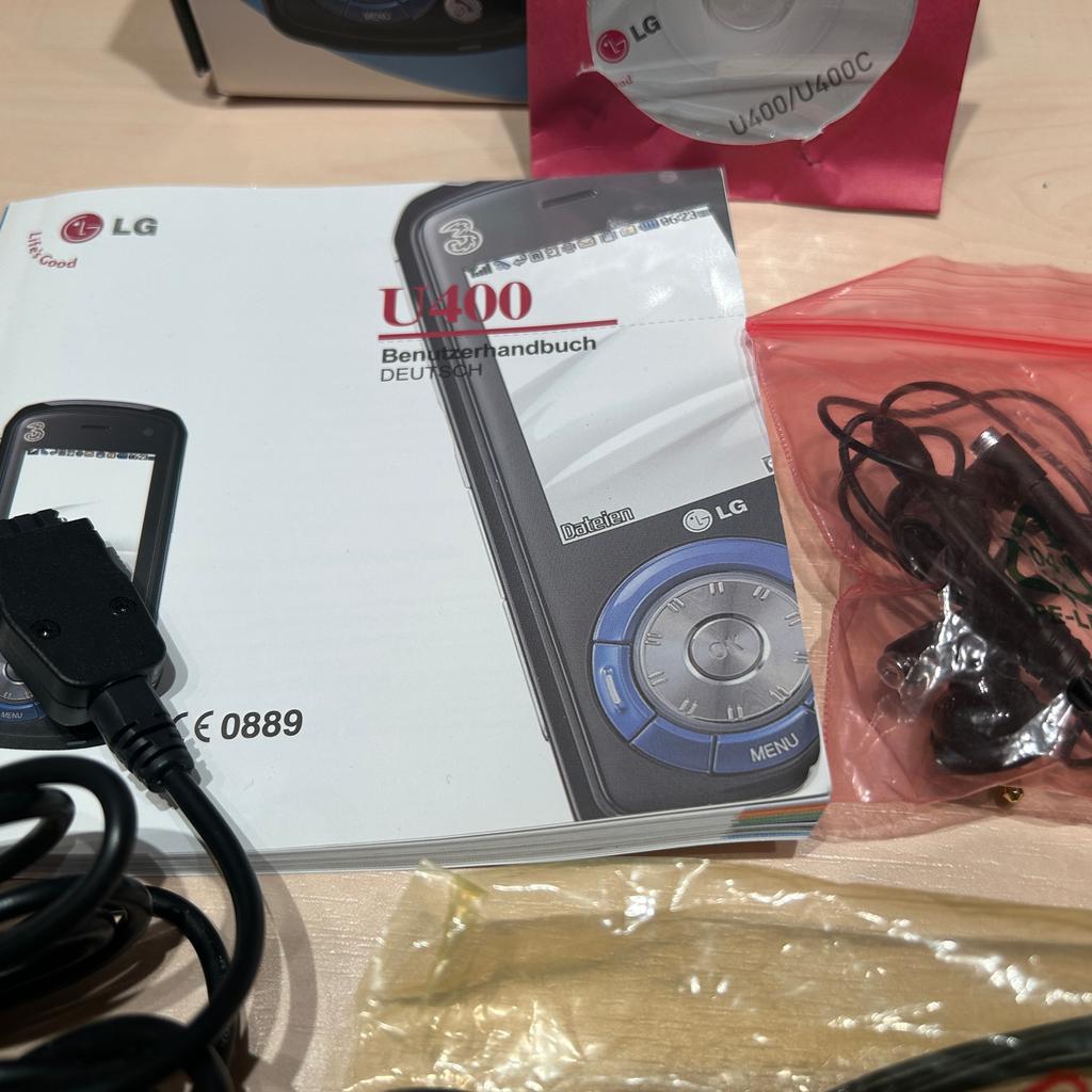 Verkaufe ein LG U400 mit Sim Lock für 3.

Das Handy funktioniert und wird mit original Karton, Ladekabel, USB Datenkabel, Benutzerhandbuch und Kopfhörern verkauft. (siehe Fotos)