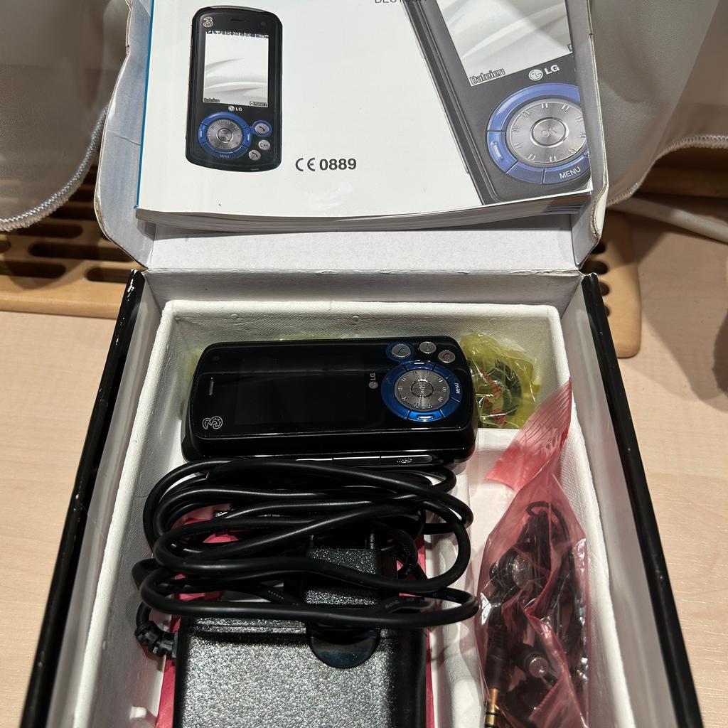 Verkaufe ein LG U400 mit Sim Lock für 3.

Das Handy funktioniert und wird mit original Karton, Ladekabel, USB Datenkabel, Benutzerhandbuch und Kopfhörern verkauft. (siehe Fotos)