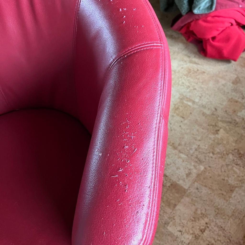 Roter Sessel zu verschenken, nur gegen Abholung.
Unsere Katzen haben bedauerlicherweise ein paar Spuren ihrer Krallen hinterlassen.
Ansonsten ist er funktionstüchtig und unbeschädigt.
Mit einem Überwurf oder Decke sicher noch für viele Zwecke gut zu gebrauchen.
