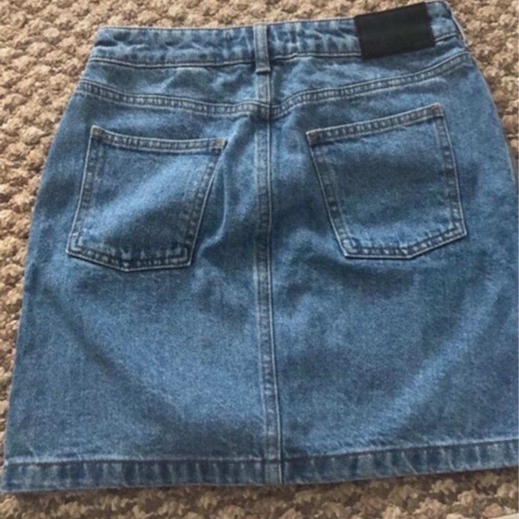 Jack wills denim skirt
Neve worn as it is too big on the waist for me
Waist 26”
Lenght- 16”
RTL price 21£