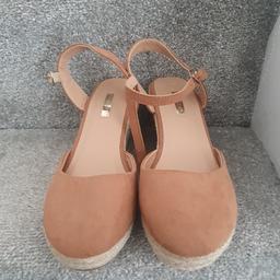 Brand new size 6 block heel (platform) sandals. 
Burnt orange/beige/brown colour
£3 or nearest offer. Plenty more