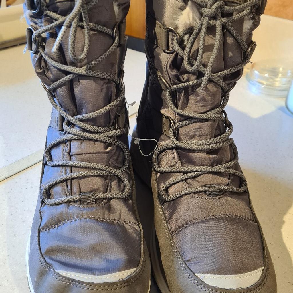 Unisex snow boots uk 8.5 eu 41. Worn once indoors so excellent condition