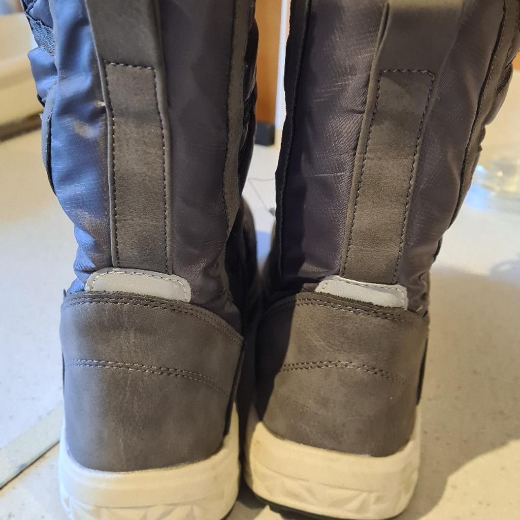 Unisex snow boots uk 8.5 eu 41. Worn once indoors so excellent condition