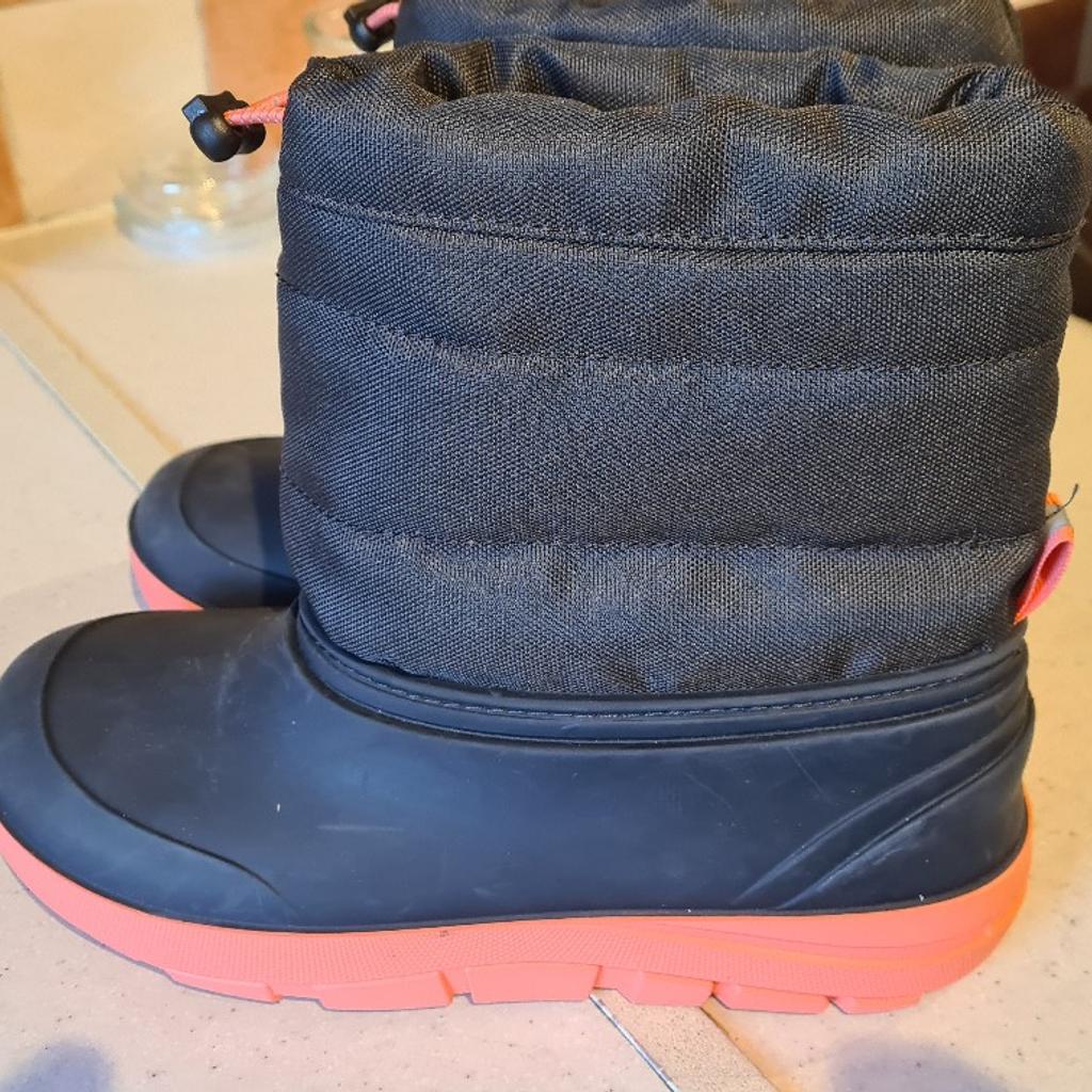 Unisex duck boots snow boots wellies Worn once indoors so excellent condition uk 3.5 eu 36. Rubber bottom section. Navy and salmon pink colour. 1st 2c will buy. I can offer free local delivery within five miles of my postcode. I can offer collection and try before you buy option but if viewing on an auction site viewing STRICTLY prior to end of auction. If you bid and win it's yours. Listed on five other sites so it may end abruptly. Any questions please ask and I will answer asap.