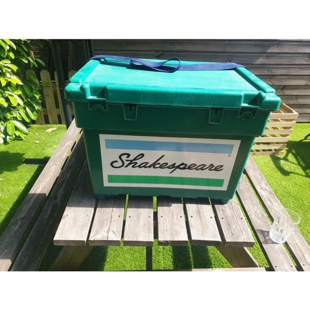 Fishing Seat Box. Shakespeare Green with strap

22 w

15 d

16h inches approx. In good condition