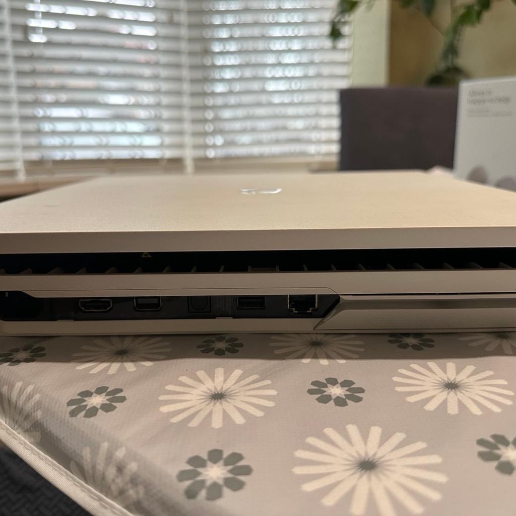 PS4 PRO 1 T/B WHITE IN EX CONDITION COMES WITH FOUR GAMES AND EXTRA CONTROLLER