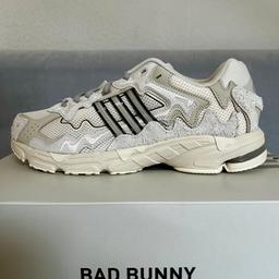Hier biete ich ein Paar

Adidas Response CL x Bad Bunny Wonder White

in der Größe EU 45 1/3 (UK 10,5) an.

Die Schuhe sind komplett neu und werden inklusive einem Adidas Bad Bunny CL Response Turnbeutel und dem originalen Karton versandt.