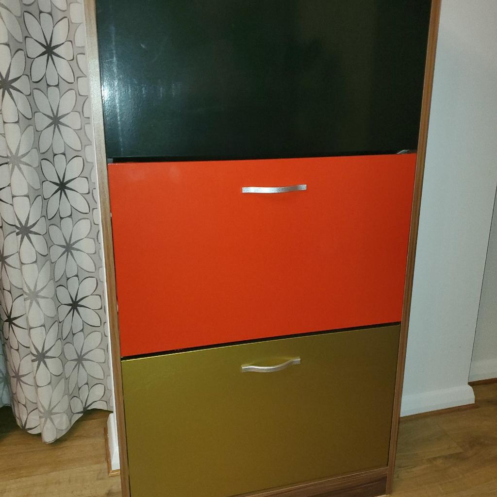 beautiful gift for a Jürgen klopp fan
a beautiful shoe cabinet in a german flag design.
black red and gold
measurement
Measurements are
Depth is 25 cm
Long is 60 cm
Hight is 116 cm
each draw will hold 5 pairs of adult shoes,sandels ,trainers