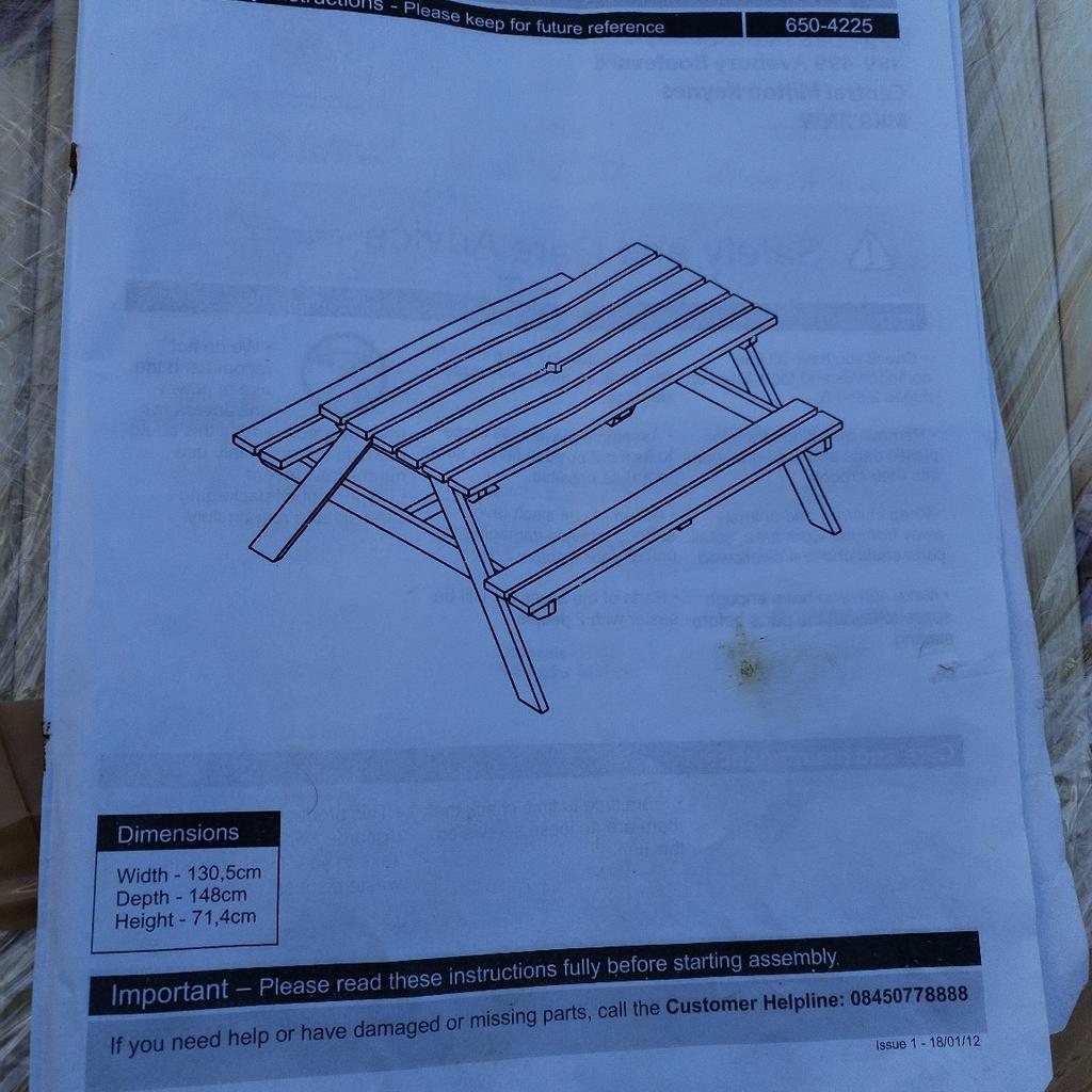 Pine picnic bench.New.
W 130,5 x D 148 x H 71,4
cm
Le39la Leicester