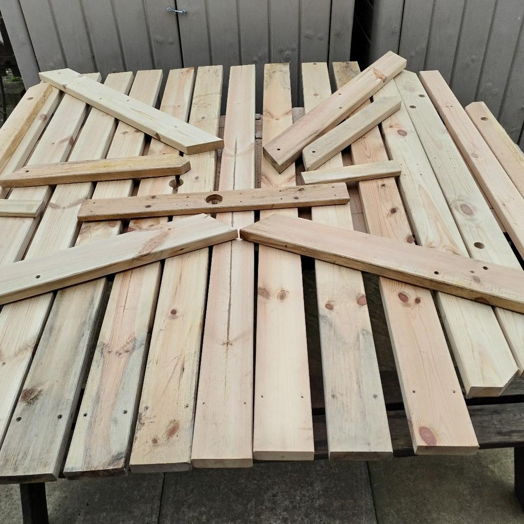 Pine picnic bench.New.
W 130,5 x D 148 x H 71,4
cm
Le39la Leicester