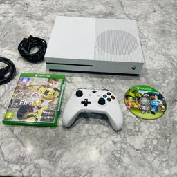 Microsoft Xbox One S Minecraft and FIFA Microsoft Xbox One S.
500 GB 
Wires included 
Games
Official controller 
All fully working