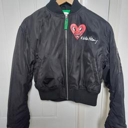 Keith Haring short bomber jacket.
Age 13-14 years.
Worn once.
Like new condition.