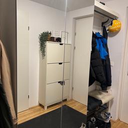 Ikea Pax mit Inneneinrichtung (Kleiderstange, Schuhregalboden - auf dem Bild nicht ersichtlich - Regalboden)
Neupreis € 350,--
Höhe 201 cm
Breite 100 cm
Tiefe 37 cm