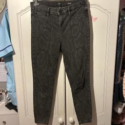 River Island skinny jeans
Size 14
Pretty much brand new, worn once!
Great condition!
Snake print design