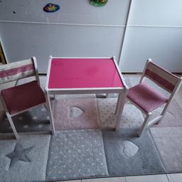 Verkaufe unsere selbstgebaute Kinder Sitzgruppe, bestehend aus einem Tisch und zwei Stühlen.
NUR ZUR ABHOLUNG!! 
In Senftenberg 01968 

Die Tischplatte ist in einem schönem Hochglanz-Pink professionell lackiert.
Die Stühle ebenfalls in weiß lackiert u. mit hochwertigem Möbelstoff in einem farblich passenden Pinkton bezogen. 

Normale kleine Gebrauchsspuren sind vorhanden

BxTxH 57x47x48 cm

#tischgruppe #kindertisch #kindertischmitstühlen #kinderstuhl #sitzgruppe #handmade #senftenberg