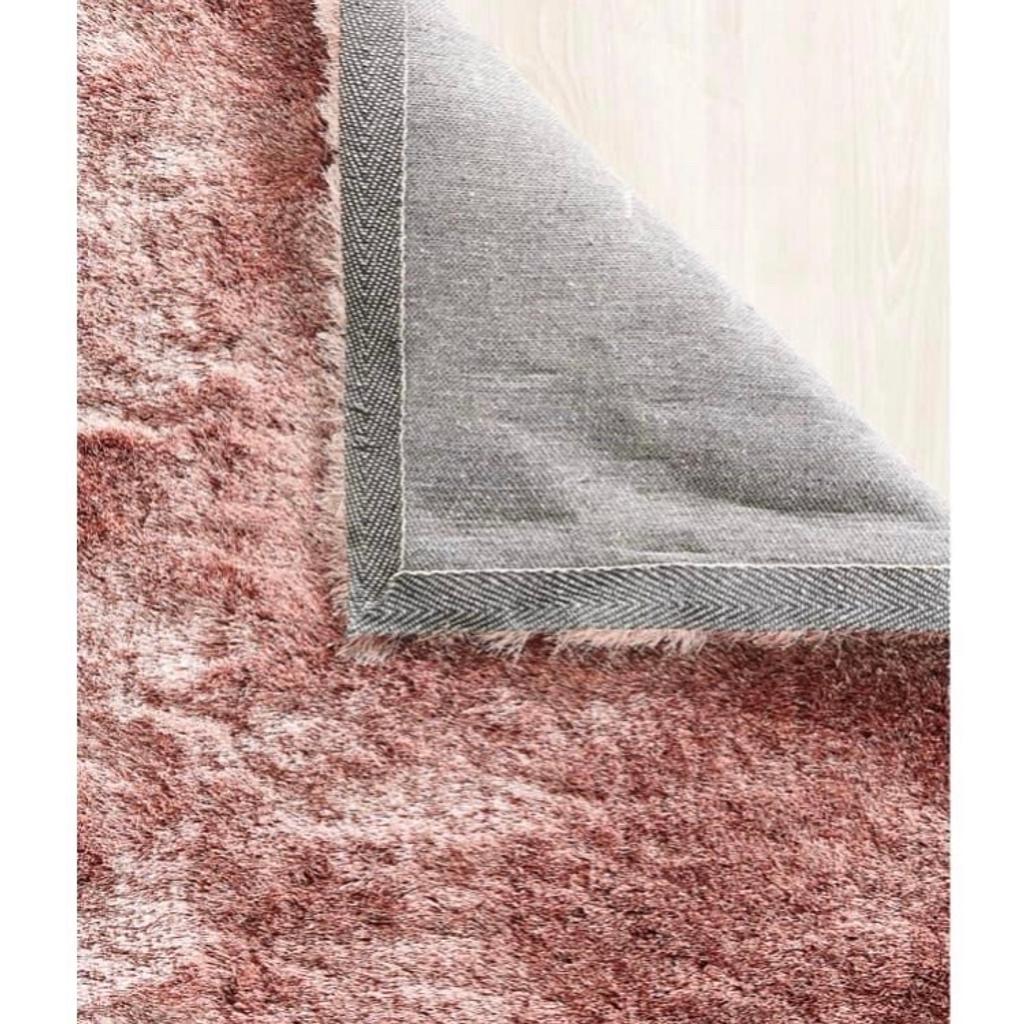 BRAND NEW
SHIMMER COZY SHAGGY RUGS IN BLUSH COLOUR
Add a touch of glamour to your home with this luxurious soft shaggy rug has a thick pile that glistens as it catches the light through the day, that glamorous look for your lounge or bedroom. Perfect to warm up cold floors during the Winter months.
SIZE 60cm x 120cm
COLLECTION FROM HECKMONDWIKE