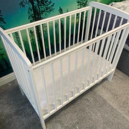 From pet and smoke free home
Suitable from birth 
Teething rail for protection 
3 base height positions 
Length 104cm
Height 91cm
Width 57cm