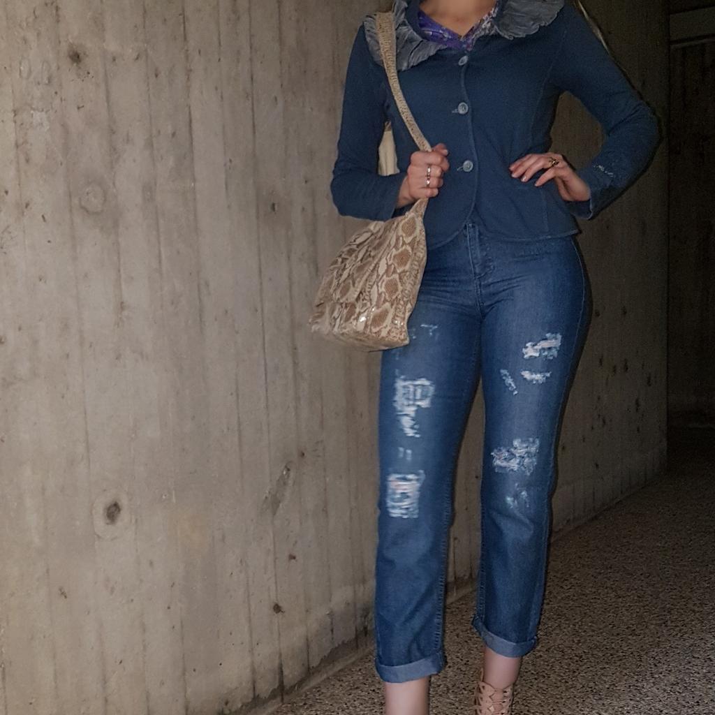 Jeans/ pantaloni skinny con strappi in cotone, colore blu, tg.S, marca Calzedonia. Nuovo, ancora con cartellino.
Vendo anche borsa, scarpe e cardigan.
Guarda anche gli altri miei annunci e risparmia sulle spese di spedizione.
#donna #ragazza #cotone #pantalone #nuovi #Calzedonia #pantacollant #jeans #strappati #blu #strappi #nuovo