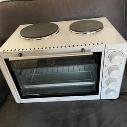 Igenix 30 Litre Mini Oven & x2 Hobs. Has only been used one time so practically New. It will come with the box, Instruction book/leaflets & all the bits that came with it straight out of the box. Retail price is £110 so you’re getting a discount. Any questions please ask.
