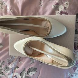 Rainbow club bridal shoes wide fit size 7.5

ivory satin

never been worn brand new in original box

Perfect for that special day.

Cash and collection only from WV1

48