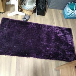 neuer Teppich, lila farbig