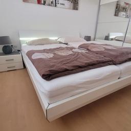 Verschenkt wird ein modernes Bett in Hochglanz weiß mit Beleuchtung
Maße: Liegefläche ca. 180 x 200cm
B186, H84, T213cm,
Das Bett ist in einem sehr guten Zustand
Nachtkästchen, Matratze und Lattenrost sind nicht dabei.