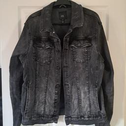 Black / Grey River Island jacket
Excellent condition