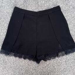 River Island
Size 10 Black Shorts
Lace Trim
Beautiful Condition