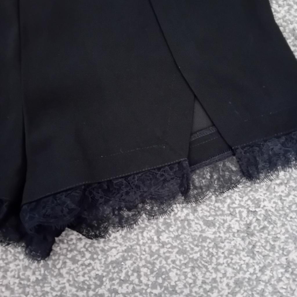 River Island
Size 10 Black Shorts
Lace Trim
Beautiful Condition