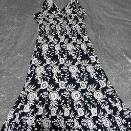 Black & White Halterneck Dress
Size 12 / 14 - Primark
Stretchy material across the waist 
Midi Length