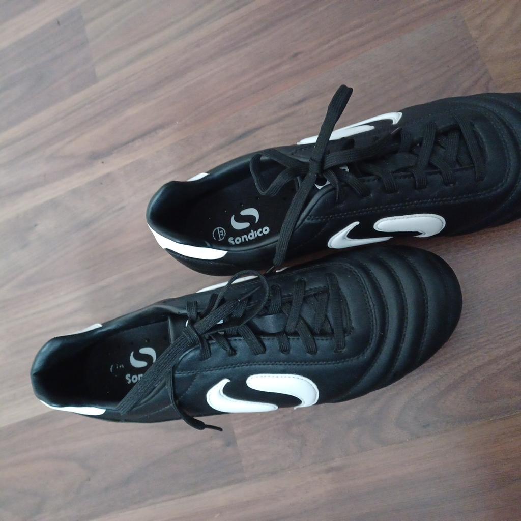 Adult size 9.5 Sandico black and white football shoes worn 3 times like new no dirty marks pure white motifs £15 collect only