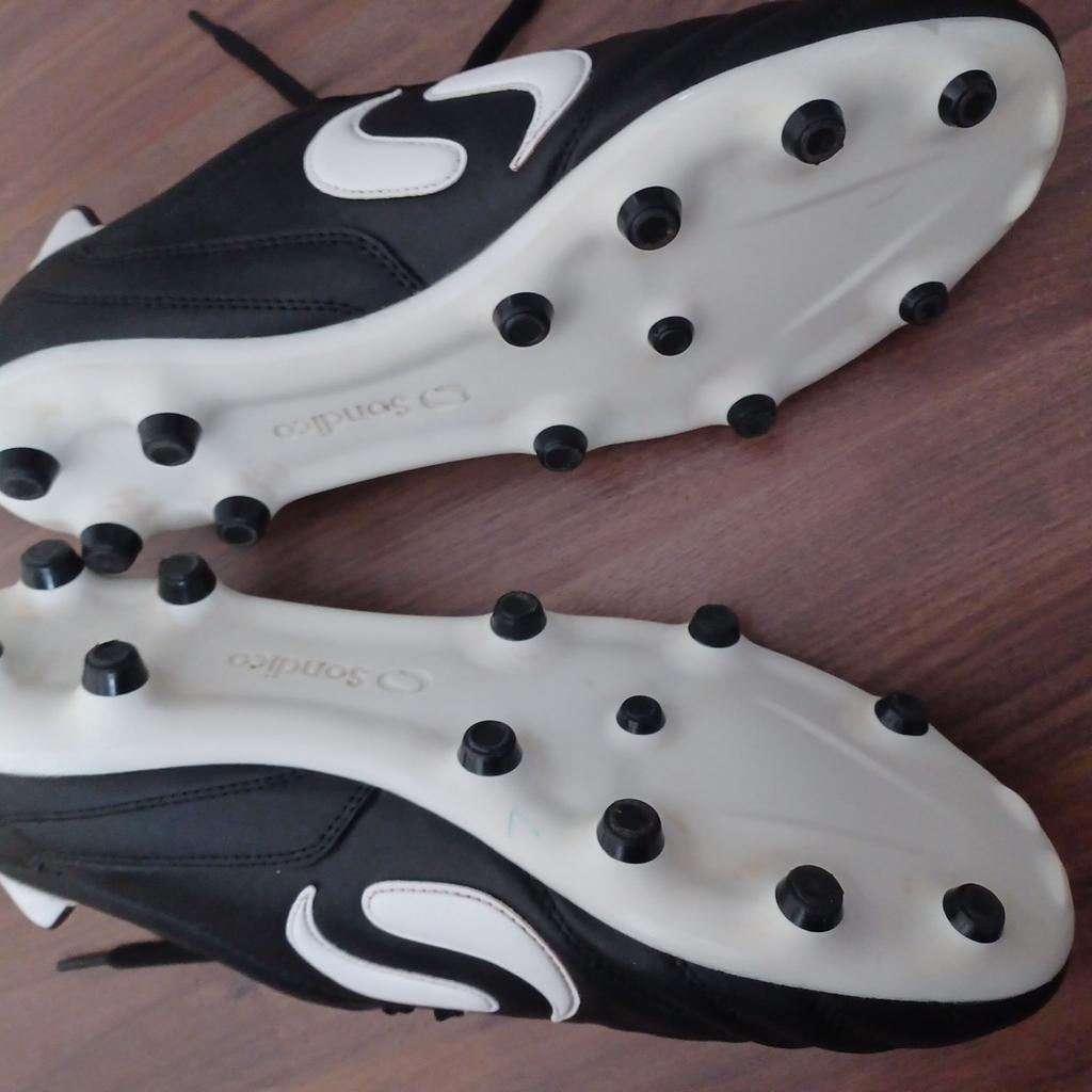 Adult size 9.5 Sandico black and white football shoes worn 3 times like new no dirty marks pure white motifs £15 collect only