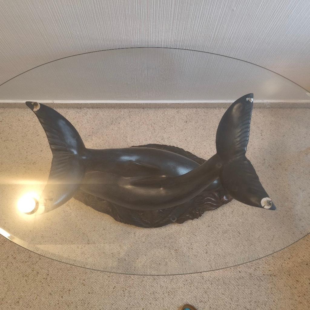 Delfintisch mit Glasplatte
Maße: 47cm hoch
Glasplatte an der breitesten Stelle 110cm lang und
65cm breit
Abholung in Bad Fallingbostel