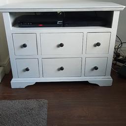 Needs a little sand down and a fresh coat of paint
there is very slight damage on one corner
it is heavy solid wood
drawers work fine
measurments..
Height 22inch
width 32inch
Depth 20 inch