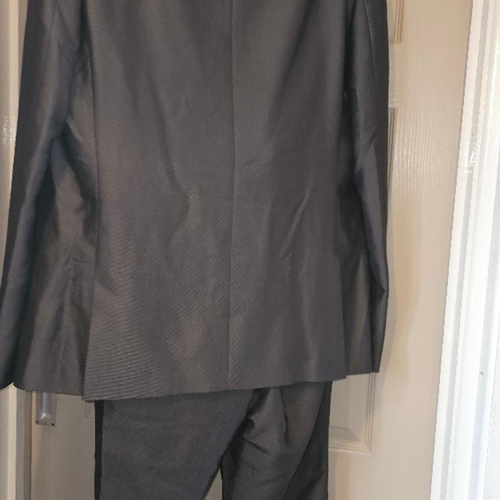 Mens ventuno 21 suit regular fit.. Comprising of a collared jacket and matching trousers . Mock front pockets .the jacket measures 46-inch chest length of the jacket from the arm pit 19.05.inches.inside pockets, 1 of which holds spare buttons. the trousers waste measures 38 inch.inside leg 31 inches.this suit is a very good likeness from photo 2 it's sheen and not to thick. onwards.the trousers gave belt loops 2 side pockets.the suit has been tried on only .pet n smoke free home. Ur welcome to view if local.plz note I was not able to add the correct sizes so xl is not correct the approximate sixes are here .collection ip3