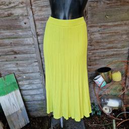 Zara size large midi skirt. Acid/zesty/ neon yellow. Ribbed knit. Fluted/ flared bottom. Raw stitched hemline. Elasticated waistband. Can be worn anywhere on the waist. Attached underskirt.
Waist measures 30"-34"
Length 34.5"
Polyester
There are a few marks on the side....see pics.