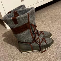Hi welcome all to this great warm cosy and comfy Tecnica Moon Boot The Original Snow Boots Size Uk 5 in perfect condition please check last photo one of the laces hook comes off easy fix and doesn’t affect it as they slip on boots thanks