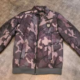 Verkaufe hier eine neue, nur einmal gewaschene Jacke von Yakuza in der Größe M. Die Camouflage Jacke ist leicht gefüttert.

Versand ist möglich nach Absprache.