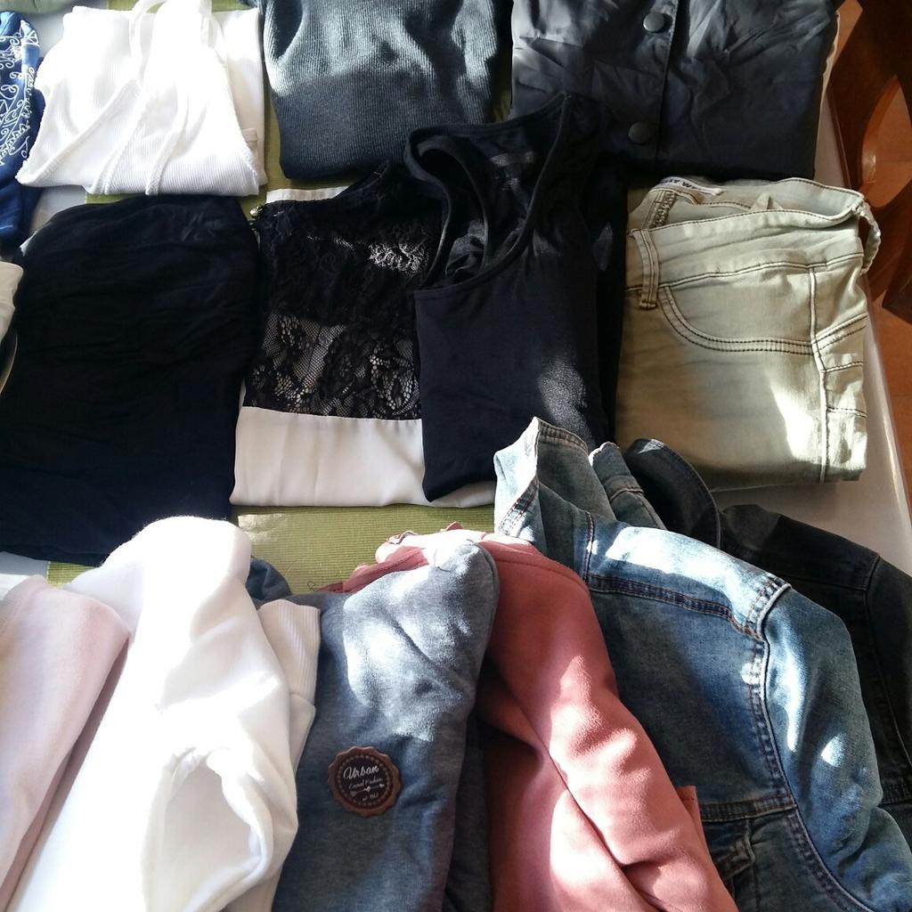 4 Jacken
5 Pullover
5 Blusen
14 T - Shirt lang kurz Ärmlig
1 lange Hose
xs- s
Marke - Vera Moda
even - odd
Primark
Divided
Tommi jeans
Primark