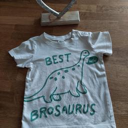 T-shirt von H&M
Größe 80
Beige-Grün mit Dino "Bro Saurus"
Mit Druckknöpfen
1x getragen
100% Baumwolle